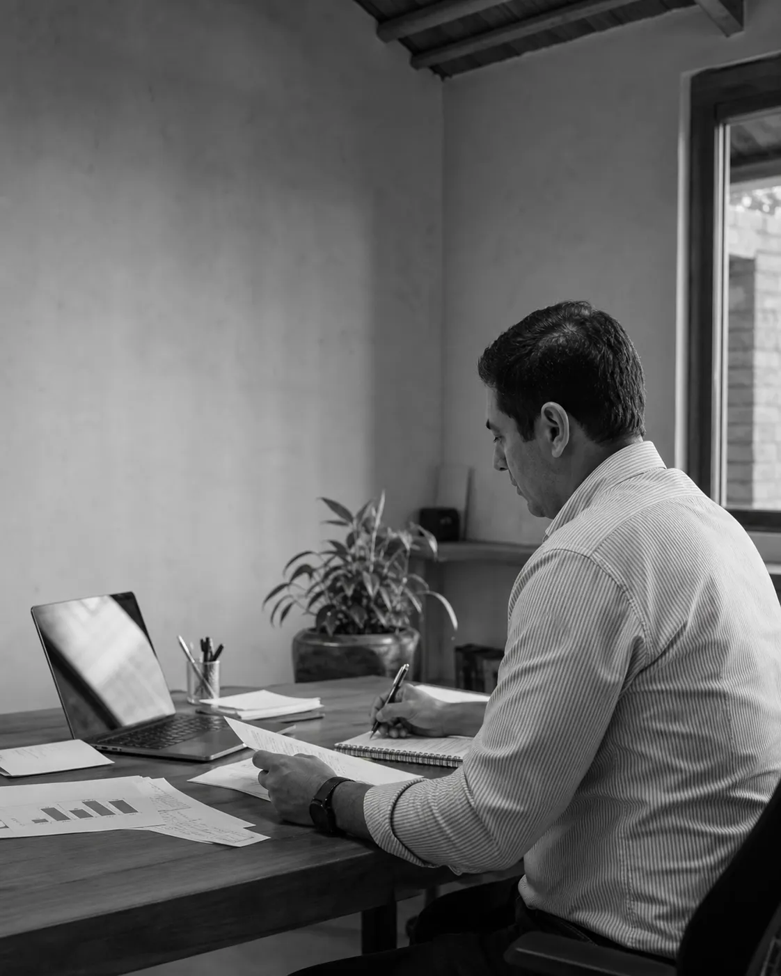 Profesional revisa documentos para registrar una actividad económica